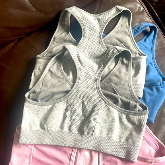 Set of 4 sports bras gently worn size medium brand is athletics works - Picture 5 of 5